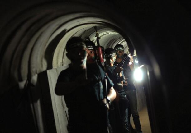 Palestyscy uczniowie wicz w terrorystycznych tunelach, do których wejcie jest czsto bezporednio pod ich szkoami. (Zdjcie:REUTERS)