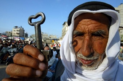 Palestyski uchodca w Libanie trzyma klucz do swojego byego domu w Izraelu. (Zdjcie: Russia News Today )