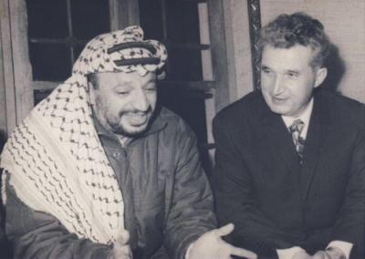 Jaser Arafat (po lewej) z przywódc rumuskim Nicolae Ceausescu podczas wizyty w Bukareszcie w 1974 r. (Zdjcie: Romanian National History Museum)