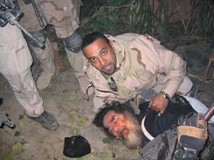 Aresztowanie Saddama Husajna. Nieznany autor – zdjcie z archiwum  armii amerykaskiej, domena publiczna, https://commons.wikimedia.org/w/index.php?curid=3124109