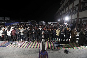 <span>Ci, którzy wierz, e Hamas dy do zawieszenia broni przed Ramadanem, oszukuj samych siebie. W caej historii muzumanie wykorzystywali Ramadan do prowadzenia wojny ze swoimi wrogami. Na przykad podczas Ramadanu w 2016 r. dwóch palestyskich kuzynów, Mohammed i Chalil Muchamara, dokonali ataku broni paln na targu Sarona w Tel Awiwie, zabijajc czterech Izraelczyków i ranic 40 innych osób. Na zdjciu: Imam w Gazie intonuje modlitw: „O Allahu daj nam zwycistwo, bogosaw naszych mczenników i pomó naszym rodzinom.” [dódo zdjcia „Palestine Chronicle”, 10 marca 2024]  </span>