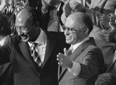 Powinniśmy czerpać inspirację i pójść w ślady Sadata, przywódcy arabskiego, który postawił śmiały krok ku pokojowi i osiągnął porozumienie pokojowe, które nawet rząd Bractwa Muzułmańskiego czuł się zmuszony honorować w 35 lat później. Na zdjęciu: Prezydent Egiptu Anwar Sadat (po lewej) i premier Izraela Menachem Begin (po prawej) podczas połączonej sesji Kongresu, na której prezydent USA, Jimmy Carter ogłosił wyniki Porozumienia z  Camp David, 18 września 1978. (Zdjęcie: Warren K. Leffler/Library of Congress)