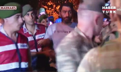 Turecka policja i andarmeria przewoca skutych oficerów oskaronych o udzia w przewrocie wojskowym z 15 lipca. (Zdjcie: Haber Turk film, zrzut z ekranu)