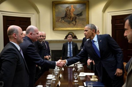 Prezydent Obama wielokrotnie przyjmował w Białym Domu przedstawicieli organizacji powiązanych z Bractwem Muzułmańskim i ekstremistycznym islamem, takich jak CAIR czy ISNA. Na zdjęciu wita się z Anasem Al-Tikritim, szefem Cordoba Foundation, uważanej za przykrywkę dla Bractwa w Wielkiej Brytanii. (zdjęcie: www.globalmbwatch.com)