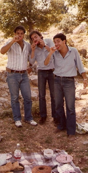 Liban, początek lat osiemdziesiątych z dwoma przyjaciółmi. (Stoję w środku.)