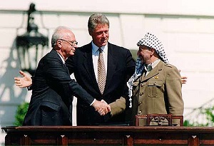 PREMIER Icchak Rabin podaje rękę prezesowi PLO Jaserowi Arafatowi pod okiem prezydenta USA Billa Clintona w Białym Domu podczas podpisywania Deklaracji zasad Oslo I, 13 września 1993 r. (zdjęcie: GARY HERSHORN /Wikipedia)