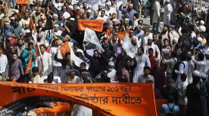 <span>7 marca tysice czonków zakazanej islamistycznej grupy terrorystycznej w Bangladeszu, Hizb-ut-Tahrir, wbrew policyjnym barykadom, maszerowao ulicami Dhaki, domagajc si zastpienia wieckiej demokracji kraju islamskim kalifatem. Maszerujcy tum sta si agresywny —doszo do star z policj. Na zdjciu: czonkowie Hizb ut-Tahrir na „Marszu dla Kalifatu” w Dhace, 7 marca 2025 r. (Zdjcie: zrzut z ekranu wideo )</span>