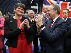 Prawdopodobna koalicja z Demokratyczn Partia Unionistyczn wprowadza konflikt w Irlandii Pónocnej z powrotem na czoówki gazet.