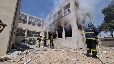 Izraelska szkoła w Aszkelon po uderzeniu rakietą Hamasu 18 maja 2021, Zdjęcie  Wikimedia Commons.