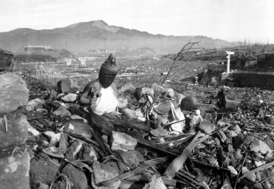 Zdjęcia z Syrii i Iraku przypominają kroniki filmowe z Japonii po Hiroszimie i Nagasaki. Zdjęcie powyżej: Nagasaki, Japonia, 24 września 1945, sześć tygodni po zniszczeniu miasta przez bombę atomową. (zdjęcie z: U.S. Marine Corps/Wikimedia Commons)