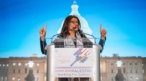 Rashida Tlaib przemawia na konwencji stowarzyszenia American Muslims for Palestine w Chicago 30 listopada 2019. Zdjęcie: American Muslims for Palestine.