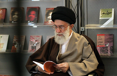 „Najwyszy Przewodnik” Iranu, Ali Chamenei, jest podobno doskonay we wszystkim. Pisa o islamskiej kuchni, metodologii zbudowania udanego maestwa, zniszczeniu Izraela, reformie nauk, nowej islamskiej cywilizacji, by zastpia star, zachodni, która jest w stanie rozkadu i o radykalnym przeorganizowaniu globalnego porzdku. (Zdjcie: khamenei.ir/Wikimedia Commons)