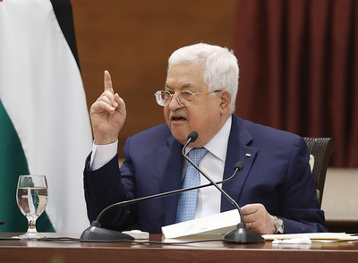 Prezydent Autonomii Palestyńskiej, Mahmoud Abbas, nie ma problem z mówieniem administracji Bidena i członkom Kongresu tego, co lubią słyszeć, żeby wyłudzać finansową pomoc z USA. Abbas weźmie pieniądze, a równocześnie jego siły bezpieczeństwa będą ścigać Palestyńczyków, którzy prowadzą interesy z Żydami. Na zdjęciu: Abbas przemawia na posiedzeniu kierownictwa palestyńskiego państwa 19 maja 2020r.