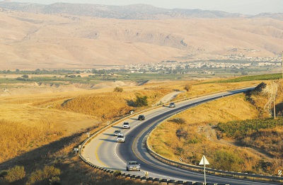 Pojazdy na drodze w Dolinie Jordanu (zdjcie: AMMAR AWAD/REUTERS)