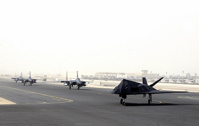Na zdjciu: F-117 i F-15 przygotowuj si do wylotu z bazy lotniczej si powietrznych USA w Al Udeid w Katarze. (ródo: USAF/Wikimedia Commons)