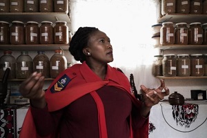 Phepsile Maseko, uzdrawiaczka i rzeczniczka Organizacji Tradycyjnych Uzdrawiaczy w Afryce Poudniowej pracuje w klinice w Soweto, na przedmiecoiu Johannesburga. (Zdjcie AFP.)