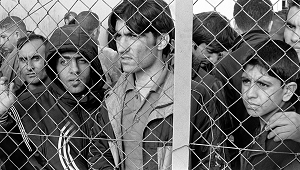 Migranici zatrzymani w ośrodku dla uchodźców w północnej Grecji. (Wikipedia) 