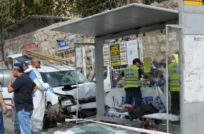 Palestyski terrorysta wjecha samochodem w przystanek autobusowy, a potem wysiad i rba tasakiem tych, którzy przeyli. (Zdjcie: Amos Ben Gershom/GPO/Israel Sun)