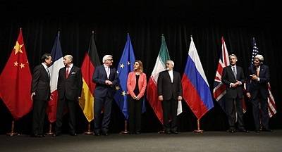 Ministrowie spraw zagranicznych Chin, Francji, Niemiec, Unii Europejskiej, Iranu, Wielkiej Brytanii i Stanów Zjednoczonych ogłaszający zakończenie rozmów i ustanowienie porozumienia nuklearnego. (Źródło zdjęcia: Wikipedia)