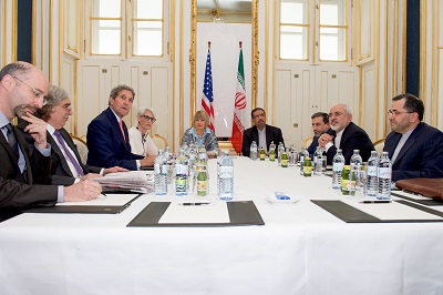 Robert Malley (pierwszy z lewej) i John Kerry (trzeci z lewej) na spotkaniu z irańskim ministrem spraw zagranicznych Dżavadem Zarifem w czerwcu 2015. (Zdjęcie: Wikipedia)