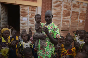  Czy region Sahelu w Afryce Zachodniej staje si nowym orodkiem midzynarodowego terroryzmu, tak jak pustkowia w Afganistanie byy prawie trzy dekady temu? Na zdjciu: Orodek dla uchodców w Burkina Faso. Ojciec z dzieckiem na rku pozbawiony domu po atakach na cywilów w regionie Sahelu.© UNHCR/Benjamin Loyseau
