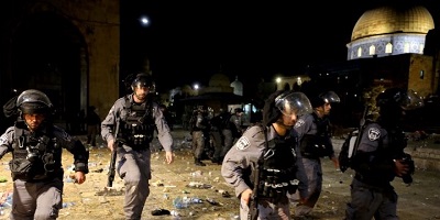 <span>Izraelska policja podczas starć z Palestyńczykami na Wzgórzu Świątynnym, gdzie mieści się meczet Al-Aksa na Starym Mieście Jerozolimy, 7 maja 2021. Zdjęcie: REUTERS/Ammar Awad.</span>