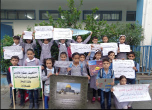 Szkoa UNRWA zorganizowaa ceremoni gloryfikujc ataki noownicze Palestyczyków na Izraelczyków. Zdjcie: Facebook.