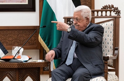 Znamienny gest palestyńskiego “prezydenta” Mahmouda Abbasa podczas wspólnej konferencji z amerykańskim Sekretarzem Stanu Antonym Blinkenem w Ramallah, 25 maja 2021. (Zdjęcie: ALEX BRANDON/POOL VIA REUTERS)