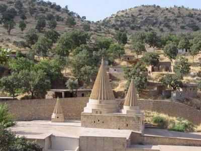 Nienaruszony przez ISIS, najwitszy grobowiec Jazydów szejka Adiego w Lalisz