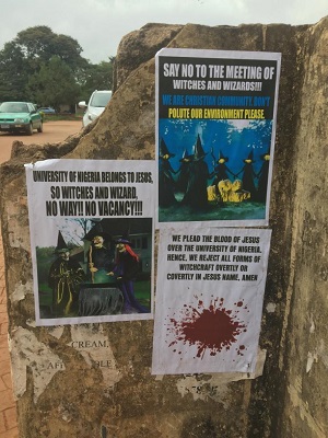 Plakaty wzywajce do protestu przeciw naukowej dyskusji o przesdach czarnoksistwa na University of Nigeria w Nsukka.