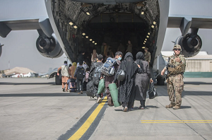 Rodziny wsiadajce do samolotu na lotnisku w Kabulu 23 sierpnia 2021 r.U.S. Marine Corps photo by Sgt. Samuel Ruiz/U.S. Department of Defense (ródo: Britannica)