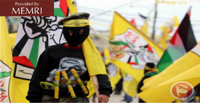 Dziecko ubrane w pas samobójczy niesie flag Fatahu