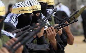 <span>Bojownicy Brygad Al-Aksa na paradzie podczas 46 rocznicy utworzenia Fatahu.</span>