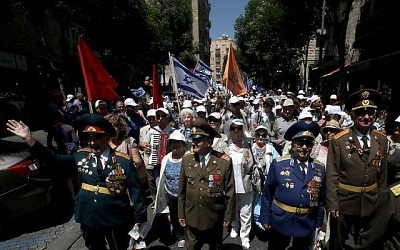 Izraelscy weterani II wojny wiatowej rosyjskiego pochodzenia bior udzia w paradzie w 71. rocznic zwycistwa Aliantów nad nazistowskimi Niemcami w Jerozolimie, 8 maja 2016 roku. Setki ydowskich weteranów armii alianckich, wikszo z byego Zwizku Radzieckiego, oraz Izraelczycy wzili udzia w tej paradzie.  / AFP PHOTO / GALI TIBBON
