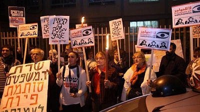 Izraelczycy protestuj przeciwko prawu o NGO przed domem minister sprawiedliwoci, Ayelet Shaked (Zdjcie: Motti Kimchi)