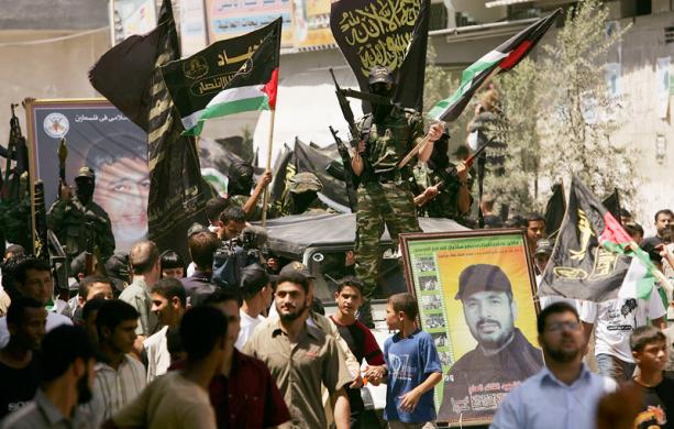 Na zdjciu: czonkowie Palestyskiego Islamskiego Dihadu na paradzie w miecie Gaza, 12 sierpnia 2005. (Zdjcie: Spencer Platt/Getty Images)<br /> <br /> 
