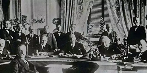 Po zakoczeniu pierwszej wojny wiatowej i upadku Imperium Osmaskiego na konferencji w San Remo (w dniach 19–26 kwietnia 1920) ustalono granice niepodlegych krajów arabskich jak równie uznano, e po przyznaniu Arabom Transjordanii, obszar Mandatu Palestyskiego od rzeki Jordan do Morza ródziemnego bdzie Domem Narodu ydowskiego. Decyzja zostaa zatwierdzona przez Lig Narodów.  (ródo zdjcia: Wikipedia.)