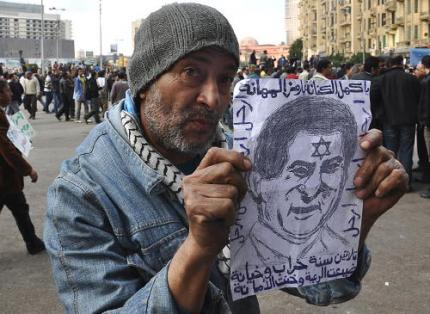 Egipcjanin demonstrujcy z portetem Mubaraka, który ma gwiazd Dawida na czole.