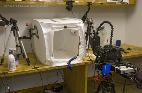 Zestaw  studyjny do fotografowania nietoperzy w locie: (1) ultraszybka migawka Cognisys zamontowana na 100mm obiektywie Canon; (2) laser i czujnik  promienia laserowego (identyczny, ale pionowo odwrócony zestaw jest zamontowany po przeciwnej stronie namiotu).