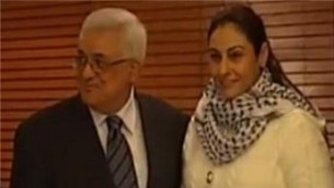 Umiechnity przywódca palestyski Mahmoud Abbas w towarzystwie Amny Muna, terrorystki, która zwabia 16-letniego Ofira Rahuma w puapk morderców w 2001 r.