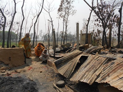 Hinduska kobieta stoi przy ruinach swojego domu w Chittagong w Bangladeszu, po zniszczeniu go przez islamistów, którzy zaatakowali spoeczno w marcu 2013 r. (Zdjcie: Mehedi Hasan Khan/Global Voices/Wikimedia Commons)