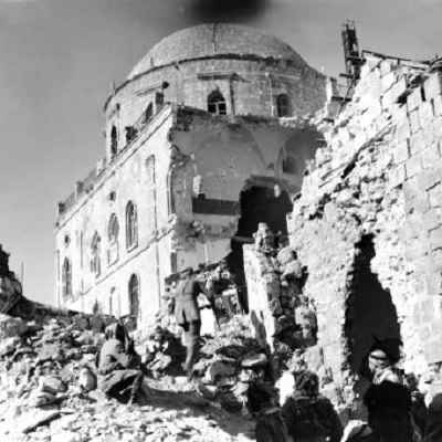 Widok Dzielnicy ydowskiej (Starego Miasta) w Jerozolimie po jej zdobyciu przez Legion Arabski w 1948 roku.