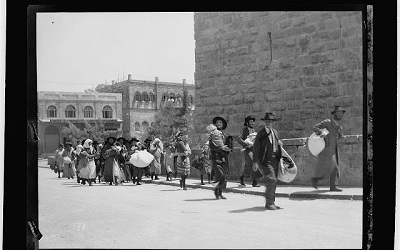 Żydzi uciekający z Dzielnicy Żydowskiej po arabskim pogromie w 1929 roku (Library of Congress)