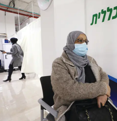 Kobieta czeka na szczepienie przeciwko koronawirusowi w Umm el-Fahm w niedziel 3 stycznia.(zdjcie: AMMAR AWAD/REUTERS)