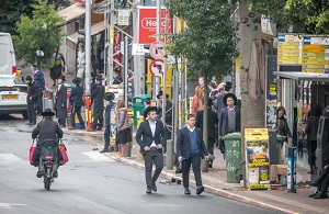 Ultraortodoksyjni ydzi spaceruj po ultraortodoksyjnym miasteczku Bnei Brak, 29 grudnia 2021 r. (ródo: YOSSI ALONI/FLASH90)