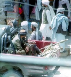 Rosnąca liczba Arabów mówi, że Amerykanie mylą się, jeśli sądzą, że wojna z terroryzmem skończy się wraz z wycofaniem żołnierzy USA z Afganistanu. Na zdjęciu: Talibowie patrolujący ulice. (Zdjęcie: Wikipedia)