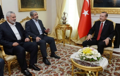 Prezydent turecki (wówczas premier) Recep Tayyip Erdogan, po prawej, na spotkaniu z przywódcami Hamasu Chaledem Maszaalem (rodek) i Ismailem Hanij 18 czerwca 2013 r. w Ankarze w Turcji. Jedn ze synnych uwag Erdogana jest: „nie ma adnego terroru islamskiego”. (Zdjcie z: Biura prasowego premiera Turcji)