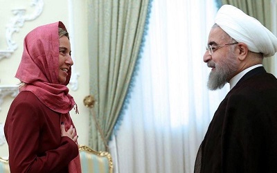 W listopadzie, zaledwie w kilka dni po tym, jak prezydent Iranu, Hassan Rouhani, nazwa Izrael ”rakow narol w regionie” i podczas dochodze w sprawie rozmaitych iraskich spisków terrorystycznych na ziemi europejskiej, irascy przedstawiciele spotkali si w Brukseli z odpowiedzialn za polityk zagraniczn UE Federic Mogherini, by omówi wspóprac nuklearn w ramach niepodpisanego „porozumienia nuklearnego”. Na zdjciu: Mogherini z Rouhanim w Teheranie 28 lipca 2015 r. (Zdjcie: EPA/Handout from Iran president's office)