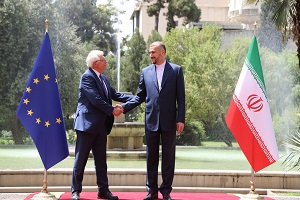 <span>Europejczycy powtarzają ten sam błąd, jaki popełnili z nazistowskimi Niemcami: karmią machinę wojenną, która prędzej czy później zwróci się przeciwko nim. Na zdjęciu irański minister Hossein Amir-Abdollahian ściska dłoń komisarzowi d/s polityki zagranicznej UE Josepowi Borrellowi podczas spotkania w Tehranie, 25 czerwca 2022r.  [Photo/Xinhua]</span>