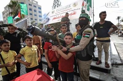 Jak informuje Ministerstwo Zdrowia Hamasu w Gazie od 7 października do 1 listopada  zginęło 3,760 dzieci. Pobożnie ufamy danym tego ministerstwa (szczególnie jeśli są powtórzone przez którąś z agend ONZ). Źródła palestyńskiego „oporu” z dumą pokazują swoją pedagogikę. Małe dzieci w Gazie gratulują swoim odrobinę starszym braciom męczeństwa. Izraelska armia ostrzega przed uderzeniem w centra Hamasu i prosi cywili o wycofanie się. Hamas blokuje ucieczkę, strzela do próbujących uciekać cywilnych Palestyńczyków. (Źródło zdjęcia: MEMRI za źródłami palestyńskimi.)